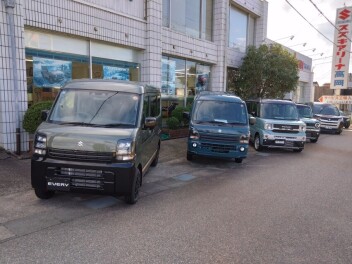 スズキの遊び心があふれる車を展示中です。