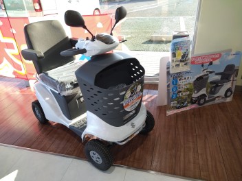 セニアカー展示中！