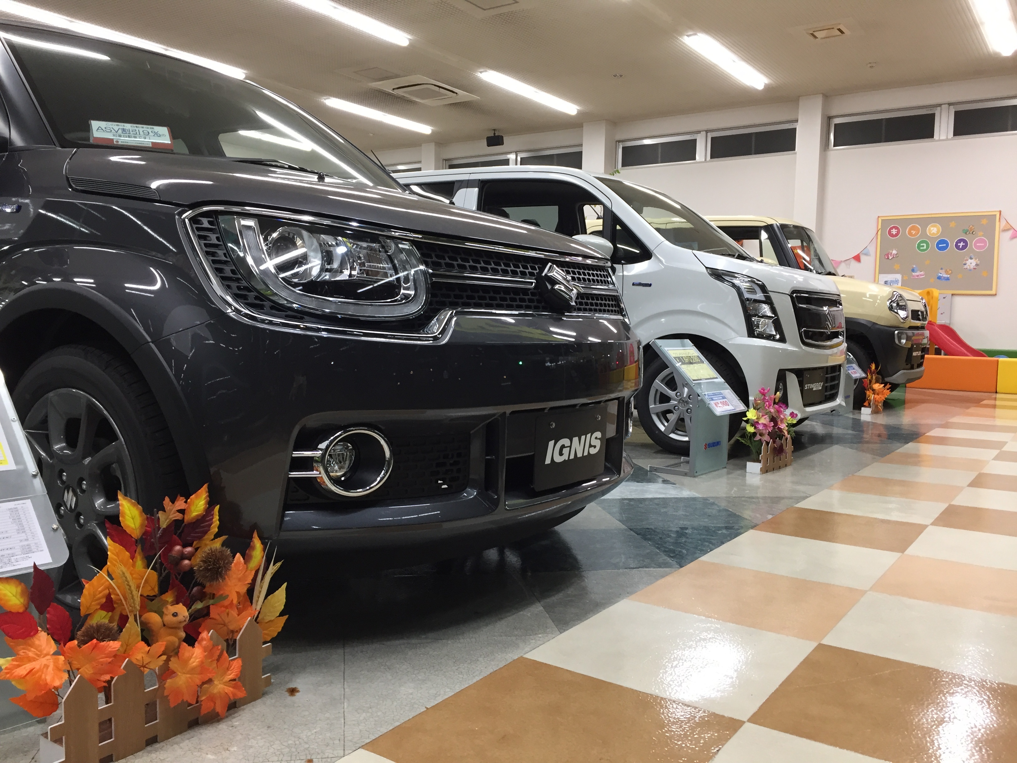 展示車の周りも秋めいてます