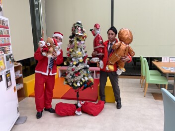 クリスマスツリーが店舗に飾り付けられました！！