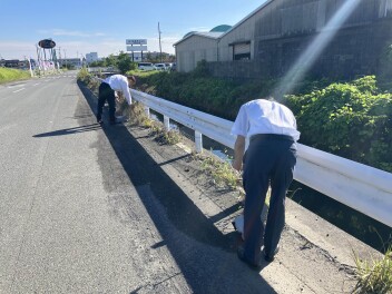 地域清掃を行っております♪