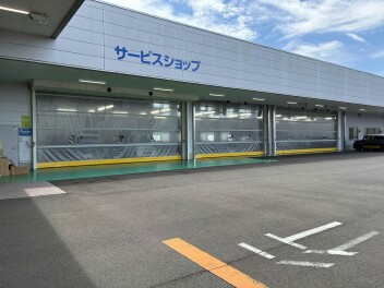 サービス工場　熱中症対策　シートシャッター使用しています！