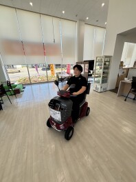 (ﾟдﾟ)！セニアカーのオシャレなレッドが展示車として登場‼( ﾟДﾟ)‼