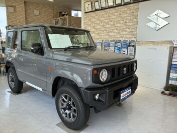 人気のジムニーがショールーム内に展示しています♪♪