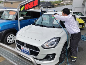 営業時間外の車屋さん(^^)