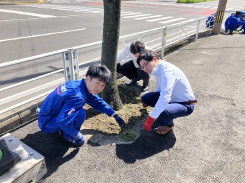 外回りの清掃を行いました。