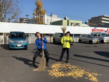 １２月は落ち葉はきの季節！！！今週末は年内最後の展示会！！！