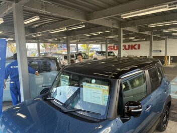 展示車ピカピカにしています！！