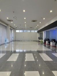 ショールームの床磨き
