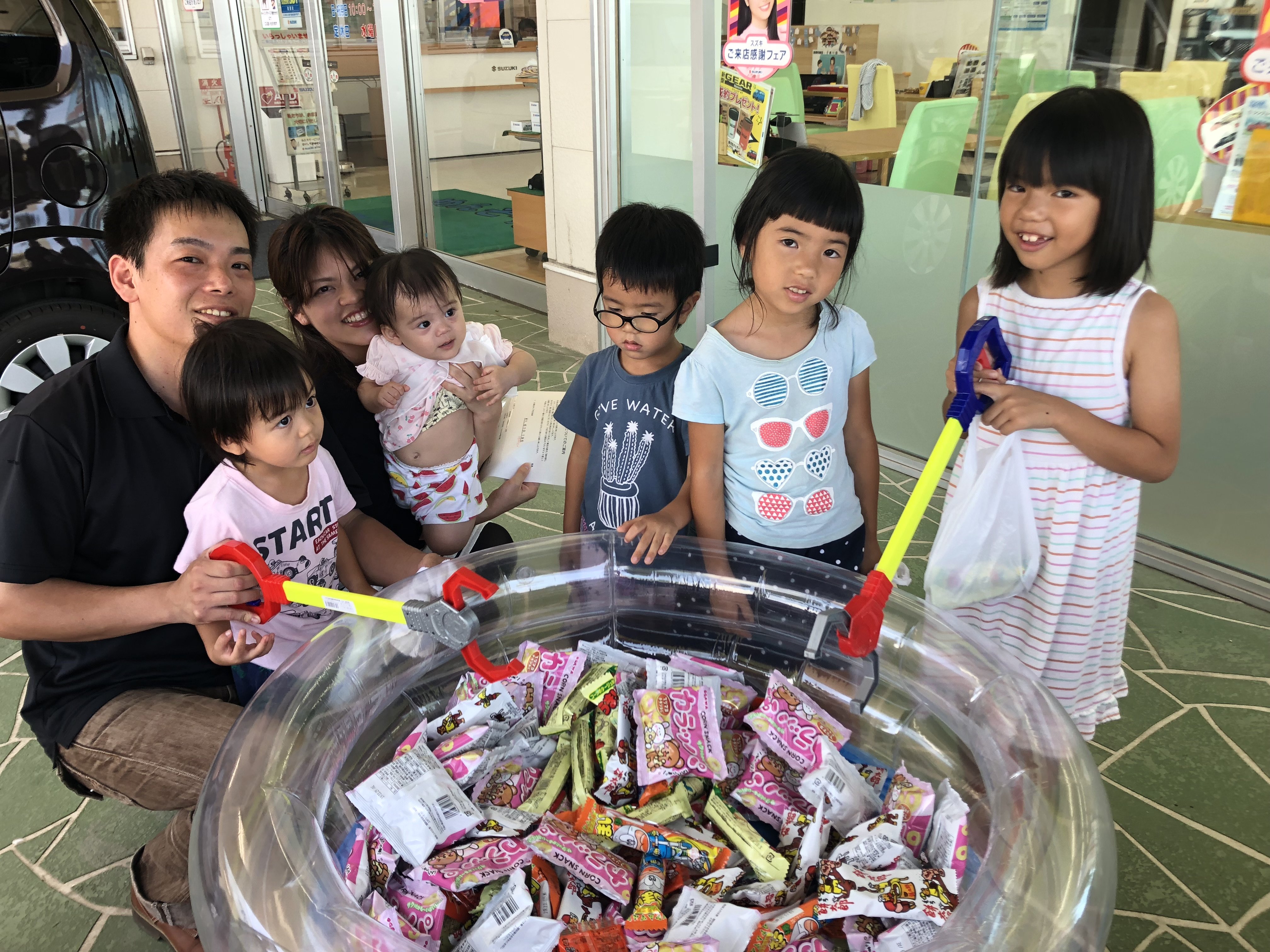 お菓子つかみ取り イベント キャンペーン お店ブログ 株式会社スズキ自販沖縄 スズキアリーナ南部 南部中古車センター