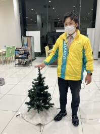 クリスマスツリー飾りました！！