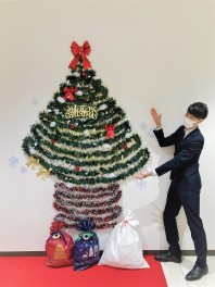 堅田店にお～～っっきいクリスマスツリーが登場です！！