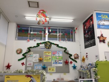 店内ではクリスマスソングが流れています♪