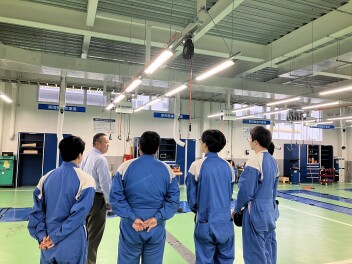 会社訪問にきてくれました
