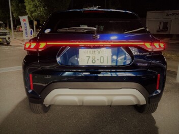 フロンクスのテールランプは横一文字！