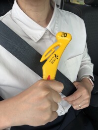緊急脱出用ハンマー使い方