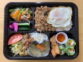 今日のお昼はテイクアウトのお弁当です★！！