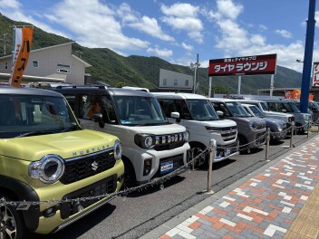定休日明け展示車の洗車からスタートです♪♪