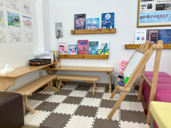 キッズコーナーのぬりえを一新します