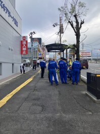 朝の清掃活動を行いました。