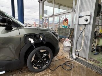 ＥＶ車用充電器を設置しました！