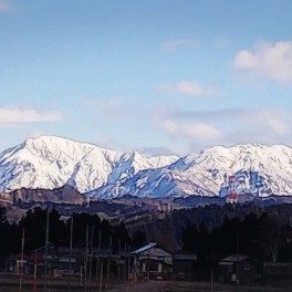 青空に映える魚沼の山々