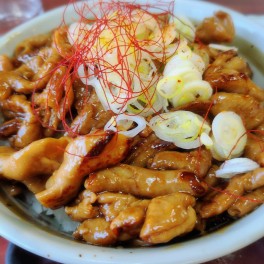 ばぁちゃんの直伝もつ焼き丼