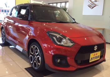 赤×黒　スイフトスポーツ展示してます！