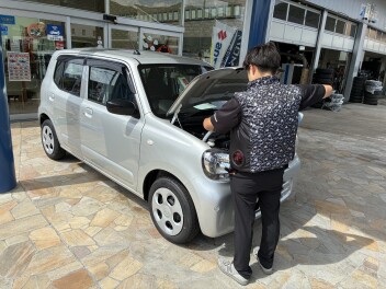 新車の納車前準備をおこなっております＼(^o^)／