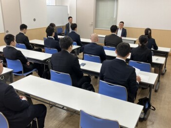 新入社員　辞令式