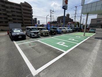 お客様駐車場、中古車展示場が広くなりました！