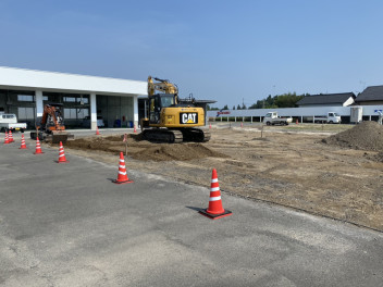 アスファルト工事が始まりました①