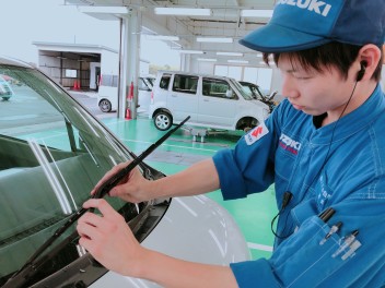 雨の季節に撥水ワイパーリフィールをご使用ください！！この撥水驚き効果！！