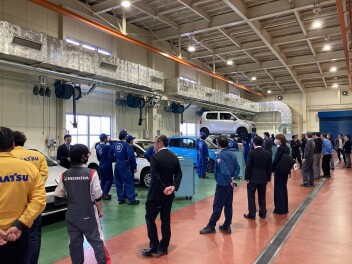 【公開授業】自動車整備学校の実習現場を訪問しました!