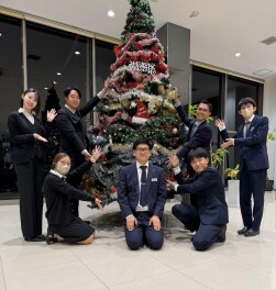 クリスマスツリーを飾りました！