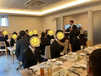 内定式後の昼食会の様子(^O^)／
