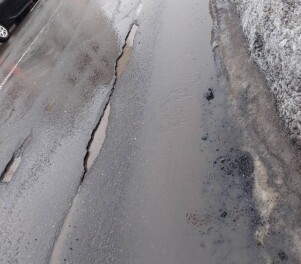 アスファルトの穴！！