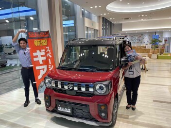 スペーシアギアを涼しい店内でご覧ください