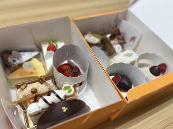 素晴らしいお客様からの贈り物：特別なケーキの喜び
