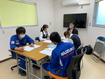 保険資格取得前の社内研修中です！