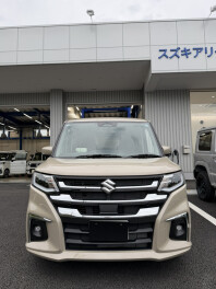 【ソリオ ハイブリッドMZをご納車】キャラバンアイボリーパールメタリック｜さいたま市・川口市・越谷市で人気のスライドドアコンパクトカー
