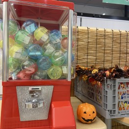 ◎お子様限定イベント開催中◎　　ガチャガチャでお菓子ゲット♪