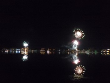 河口湖の冬花火