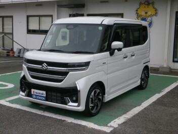 スペーシアカスタム　ＸＳターボ　全方位モニター付９インチナビゲーション装着車入庫しました