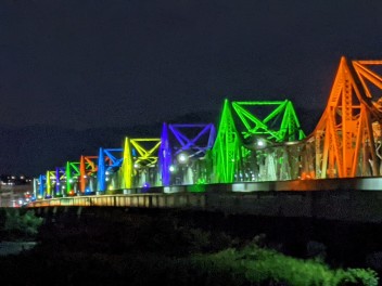 オリンピックカラー　ライトアップ　長生橋