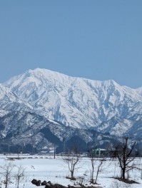 青空に映える魚沼の山々　春の訪れを告げる風景　