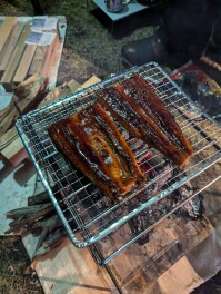キャンプ男子のCamp飯しか勝たん　うなぎと栃尾の油揚げを焼く