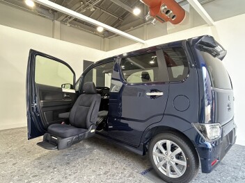 福祉車両の展示してます【ワゴンR昇降シート車・スペーシア車いす移動車】