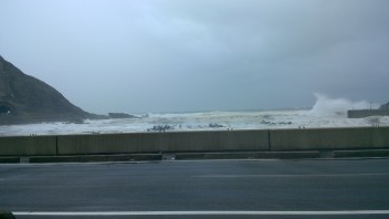 暴風雨　台風25号　（道路上の落下物に注意）