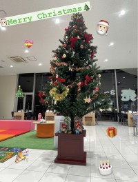 ★大きいクリスマスツリー飾りました★